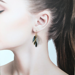 【No.222】雪の王国の孔雀  サージカルステンレス使用　イヤリングにも対応　ピアス　チェコビーズ 1枚目の画像