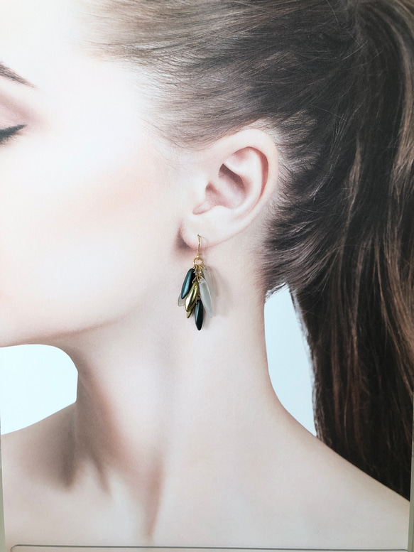 【No.222】雪の王国の孔雀  サージカルステンレス使用　イヤリングにも対応　ピアス　チェコビーズ 1枚目の画像