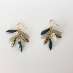 【No.222】雪の王国の孔雀  サージカルステンレス使用　イヤリングにも対応　ピアス　チェコビーズ 3枚目の画像