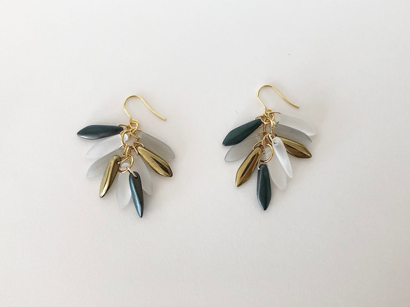 【No.222】雪の王国の孔雀  サージカルステンレス使用　イヤリングにも対応　ピアス　チェコビーズ 3枚目の画像