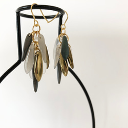 【No.222】雪の王国の孔雀  サージカルステンレス使用　イヤリングにも対応　ピアス　チェコビーズ 4枚目の画像