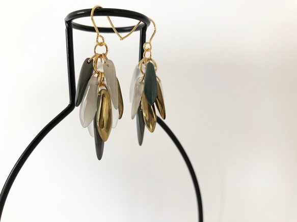 【No.222】雪の王国の孔雀  サージカルステンレス使用　イヤリングにも対応　ピアス　チェコビーズ 4枚目の画像