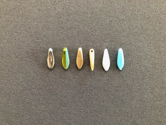 【No.222】雪の王国の孔雀  サージカルステンレス使用　イヤリングにも対応　ピアス　チェコビーズ 6枚目の画像