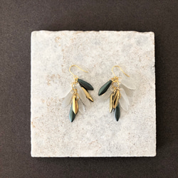 【No.222】雪の王国の孔雀  サージカルステンレス使用　イヤリングにも対応　ピアス　チェコビーズ 2枚目の画像