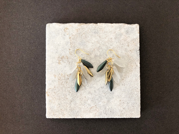 【No.222】雪の王国の孔雀  サージカルステンレス使用　イヤリングにも対応　ピアス　チェコビーズ 2枚目の画像