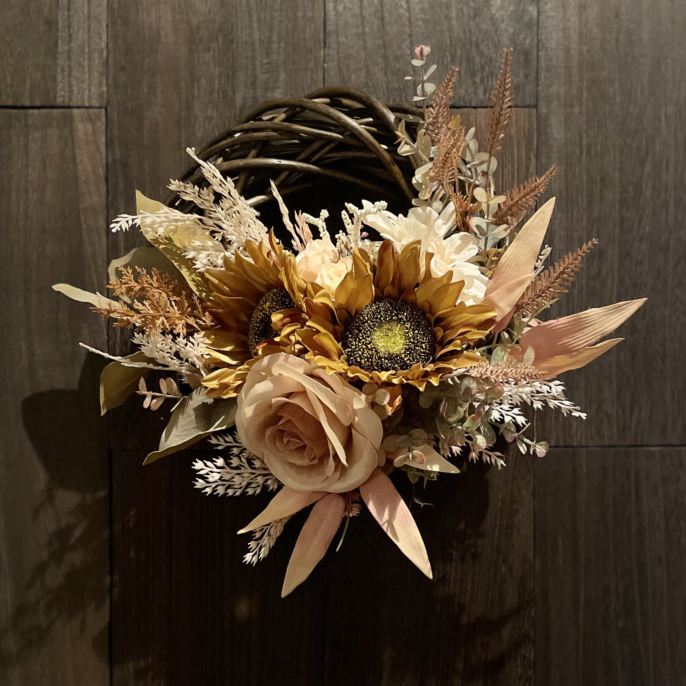 優しいローズとひまわりで紡ぐ、静かな華やぎのリース