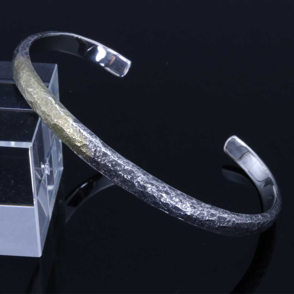 バングル メンズ : 甲丸 岩石丸 鎚目 槌目 バングル 5mm幅 燻し仕上げ K18 シルバー S/M/L B-129