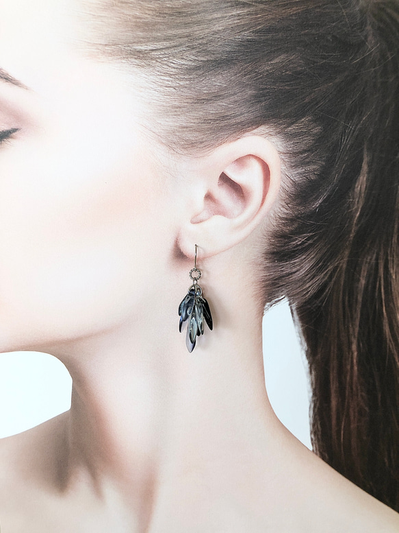 【No.16】凍てつく夜明け前  サージカルステンレス使用　イヤリングにも対応　ピアス　チェコビーズ 1枚目の画像