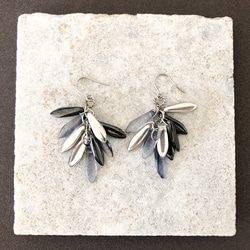 【No.16】凍てつく夜明け前  サージカルステンレス使用　イヤリングにも対応　ピアス　チェコビーズ 2枚目の画像