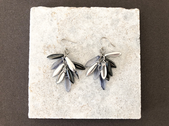 【No.16】凍てつく夜明け前  サージカルステンレス使用　イヤリングにも対応　ピアス　チェコビーズ 2枚目の画像