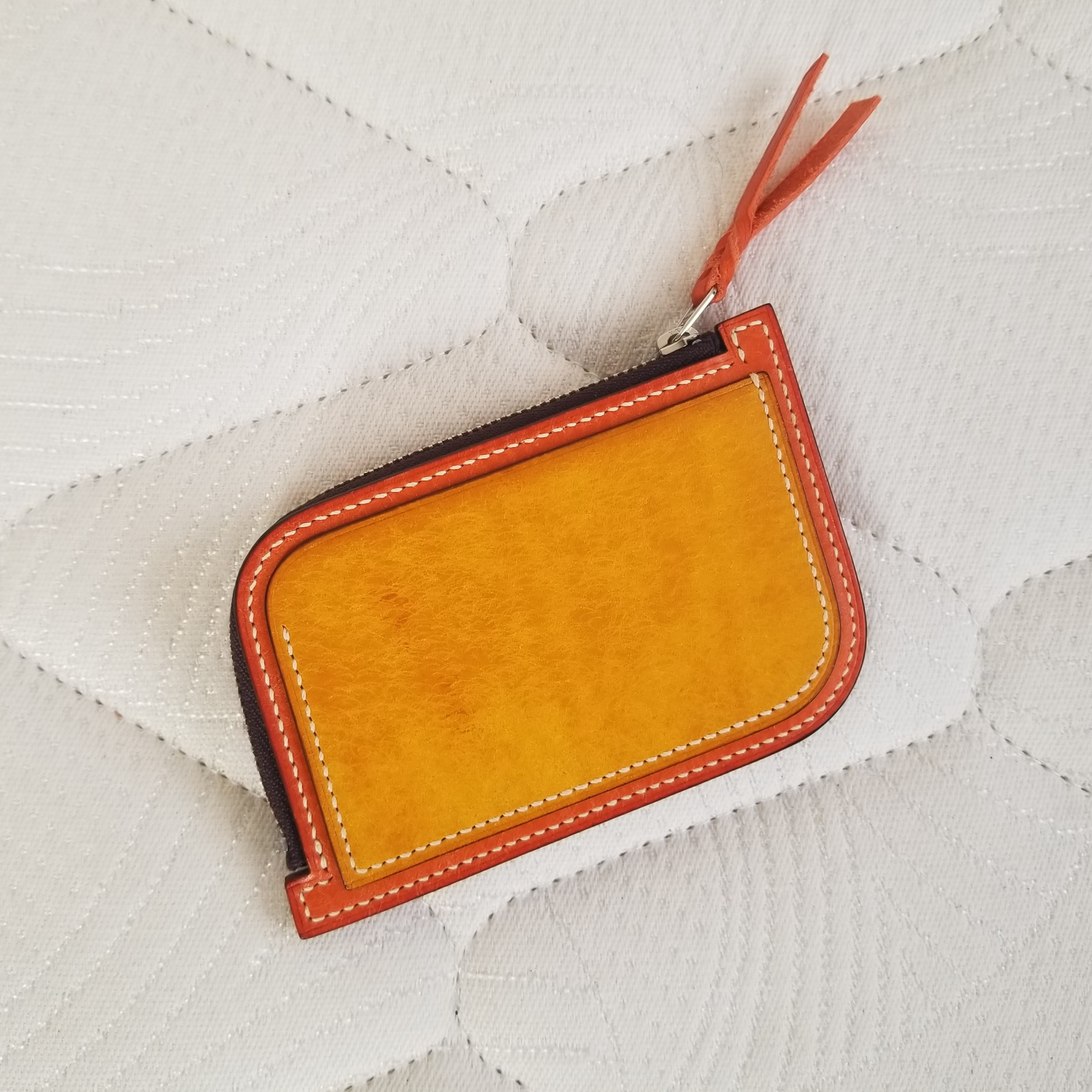 『個性を引き立てる手縫いのコインケース』（イタリアンレザー　マルゴー　マンダリーノ）