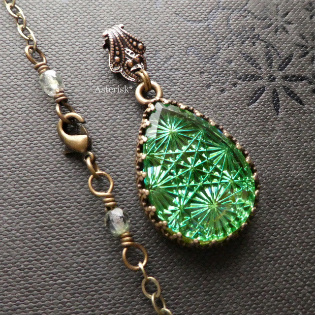 万華鏡の煌めき 大粒25×18mm ペンダントネックレスVintage Glass Intaglio