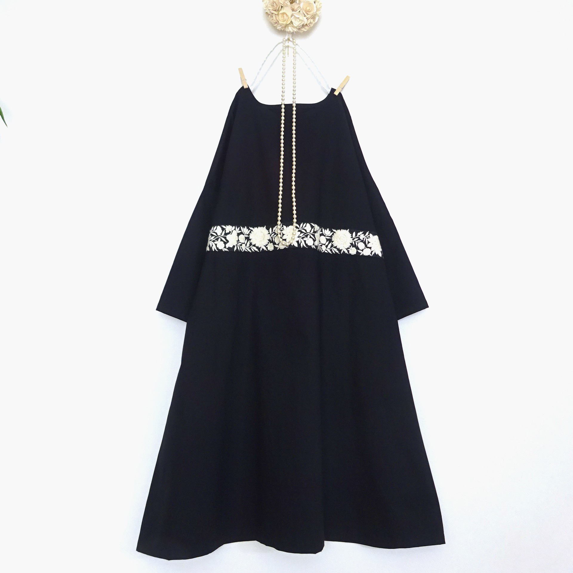 刺繍リボンつきプレミアムコットン黒のAラインワンピース◆綿 花柄 モノトーン