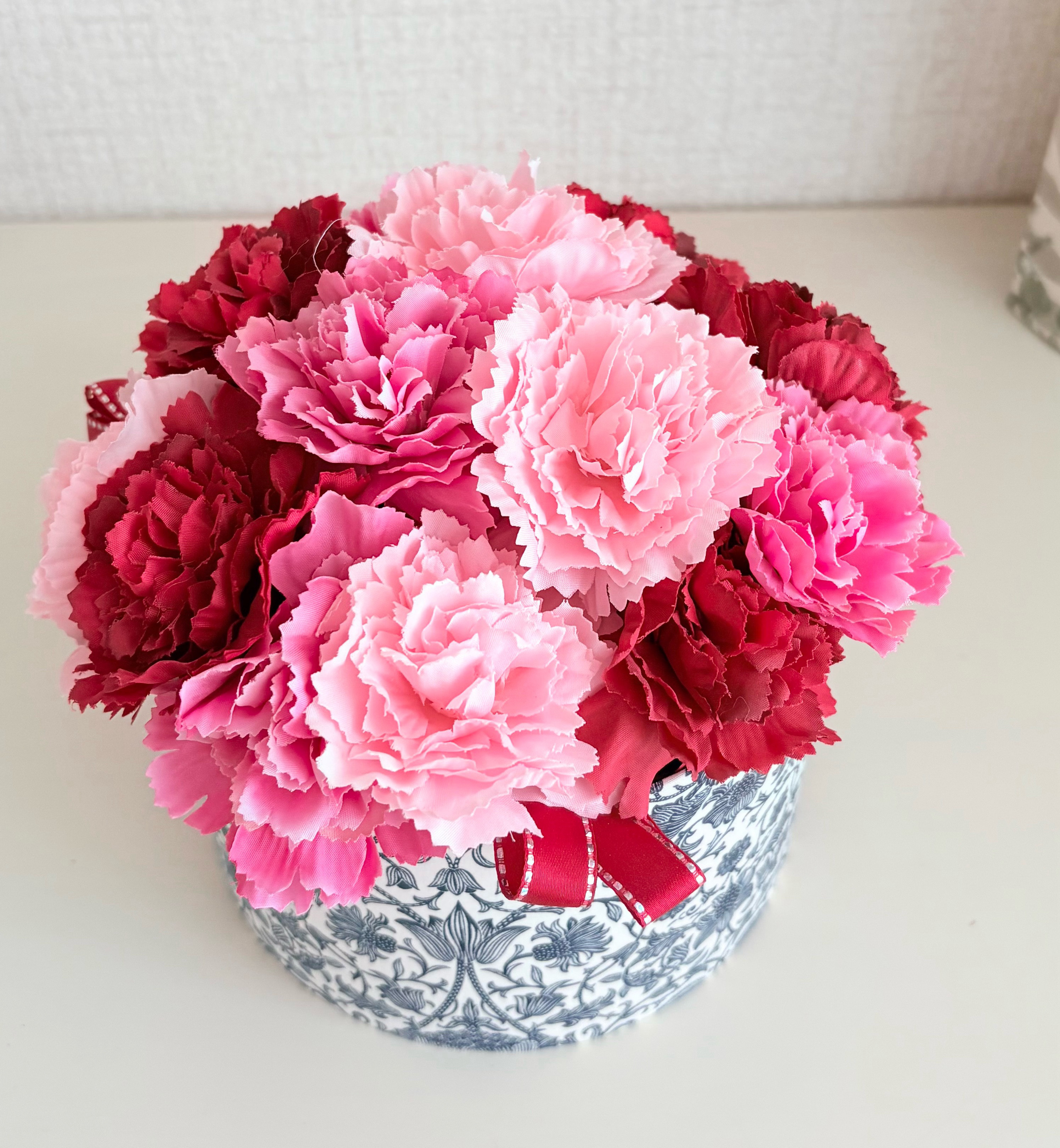 カーネーションのリバティボックスアレンジお祝いギフト　インテリア　アーティフィシャルフラワー（造花）