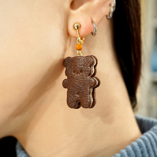くまちゃんクッキーサンドのピアス（牛革製） ピアス（フック