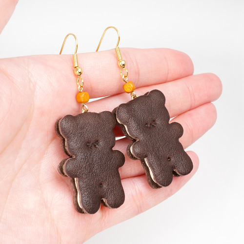 くまちゃんクッキーサンドのピアス（牛革製） ピアス（フック