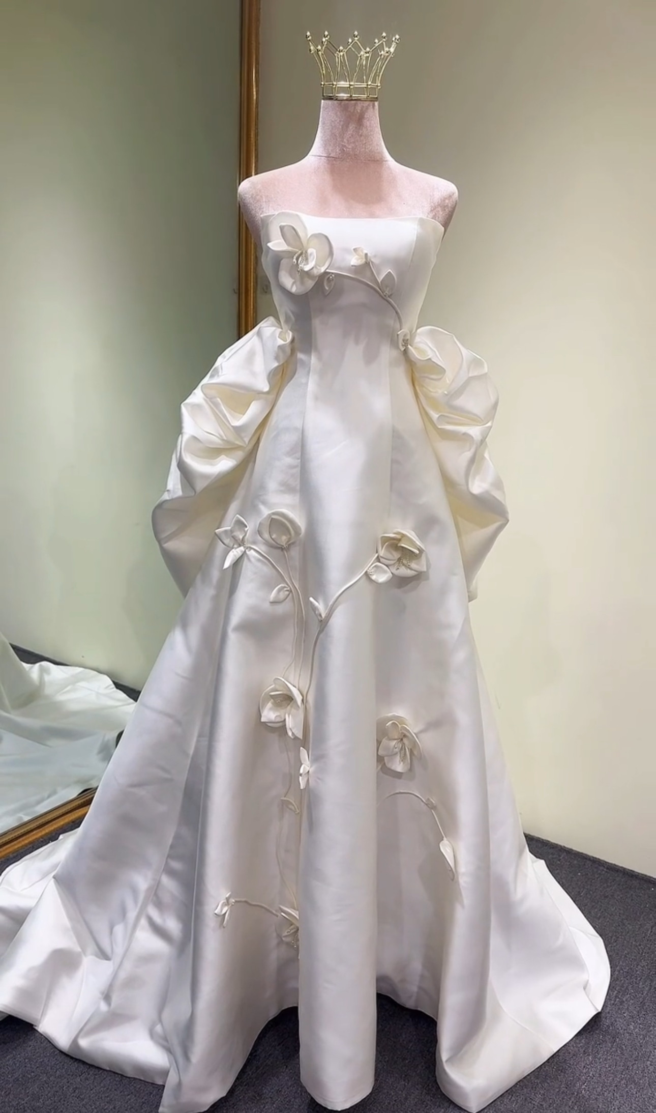 お買い得　2ways オフホワイト　取り外し可能袖　二の腕カバー　Aライン　細見えシルエット　薔薇フラワー　短いトレーン