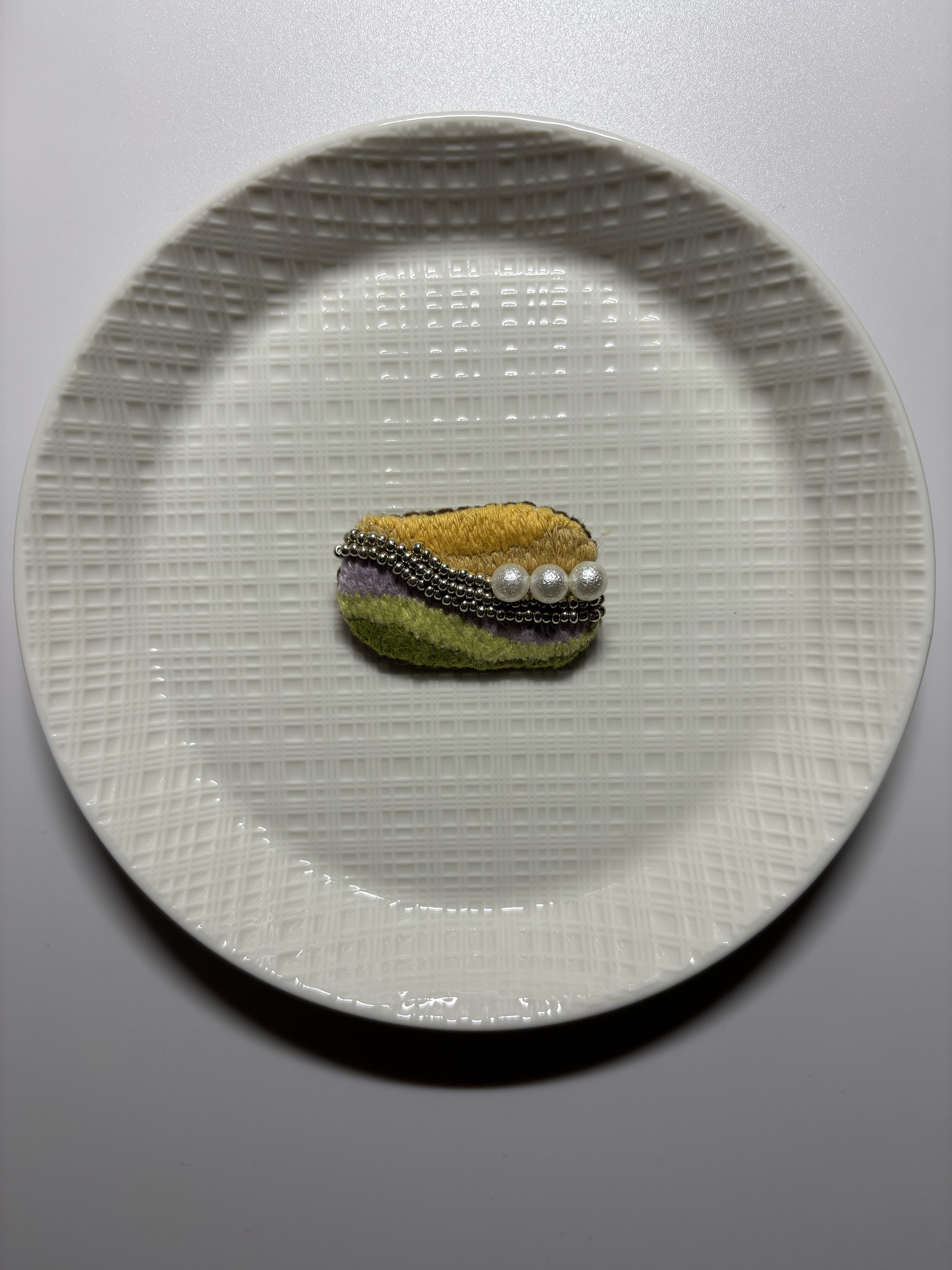 ［ハンドメイド］刺繍とビーズのブローチ　No.３