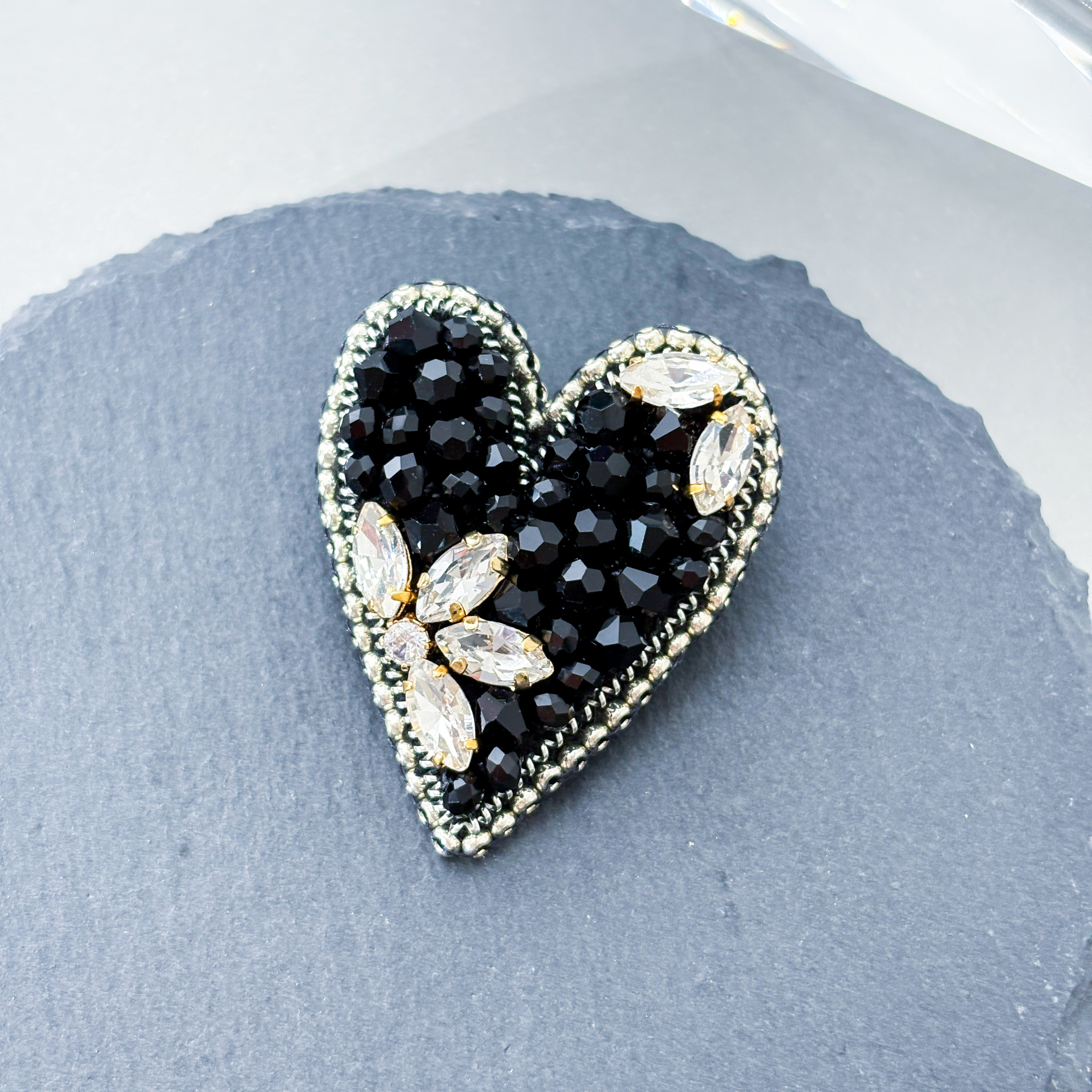 モノトーンフラワーハートのビーズ刺繍ブローチ ブローチ Bell 通販
