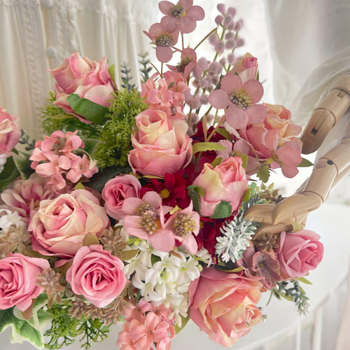 ロココスタイルの薔薇とミモザの横長花ギフト フラワーアレンジ 母の日