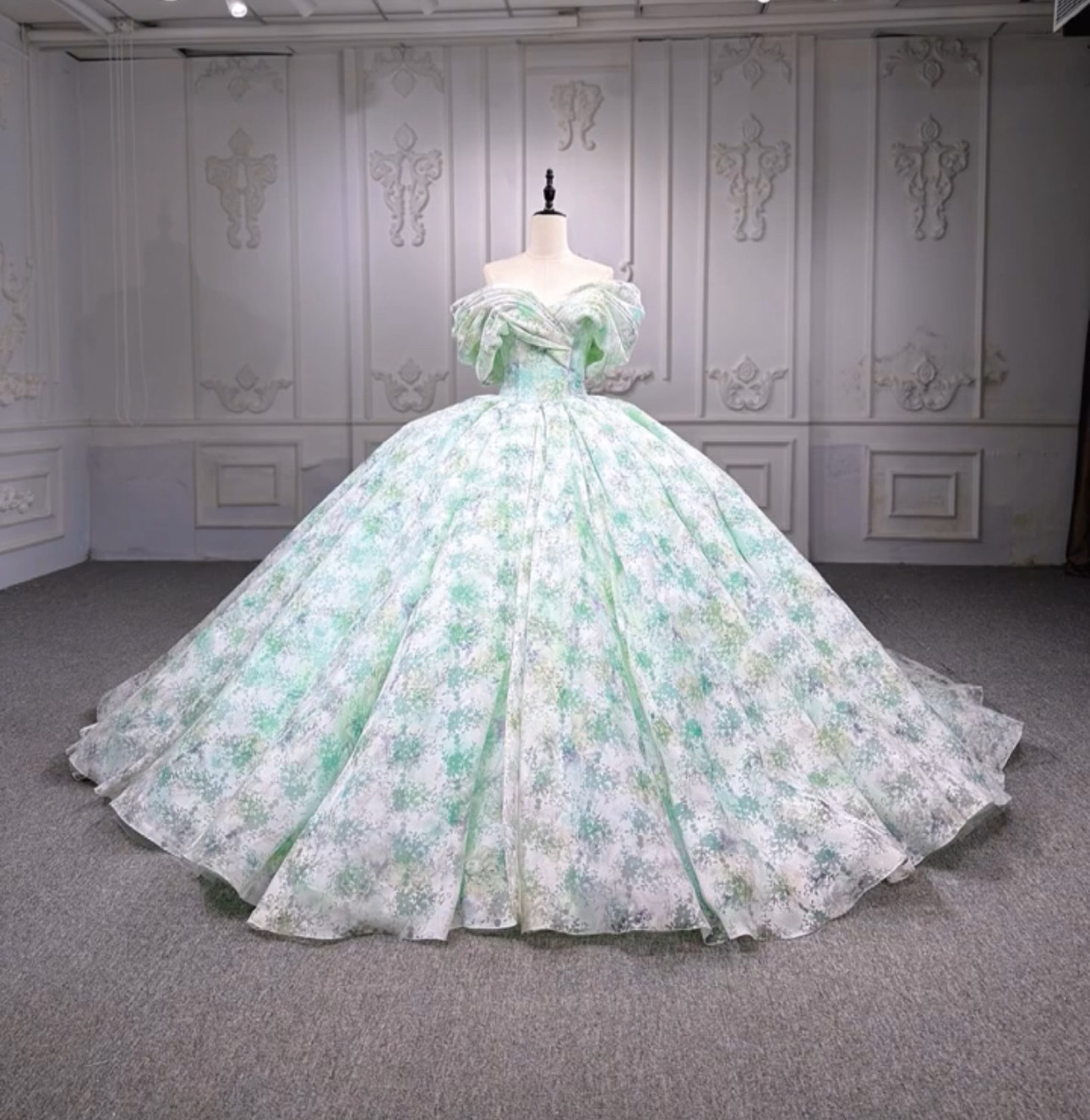 花柄　ミントグリーン　オフショルダー　プリンセスライン　ボリューム　二の腕カバー編み上げ　ステージ衣装前撮りカラードレス