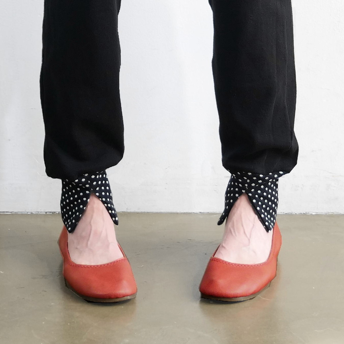 Newカラー＊裾リブスリット＊スウェット素材＊こなれ感ある＊ジョガーパンツ＊ブラック×ドット柄