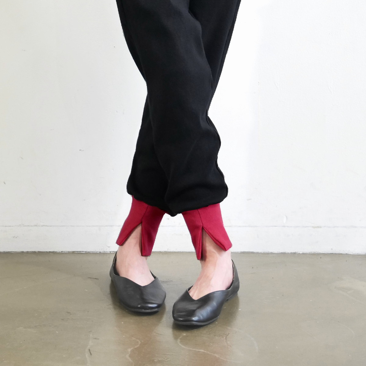 Newカラー＊裾リブスリット＊スウェット素材＊こなれ感ある＊ジョガーパンツ＊ブラック×レッド