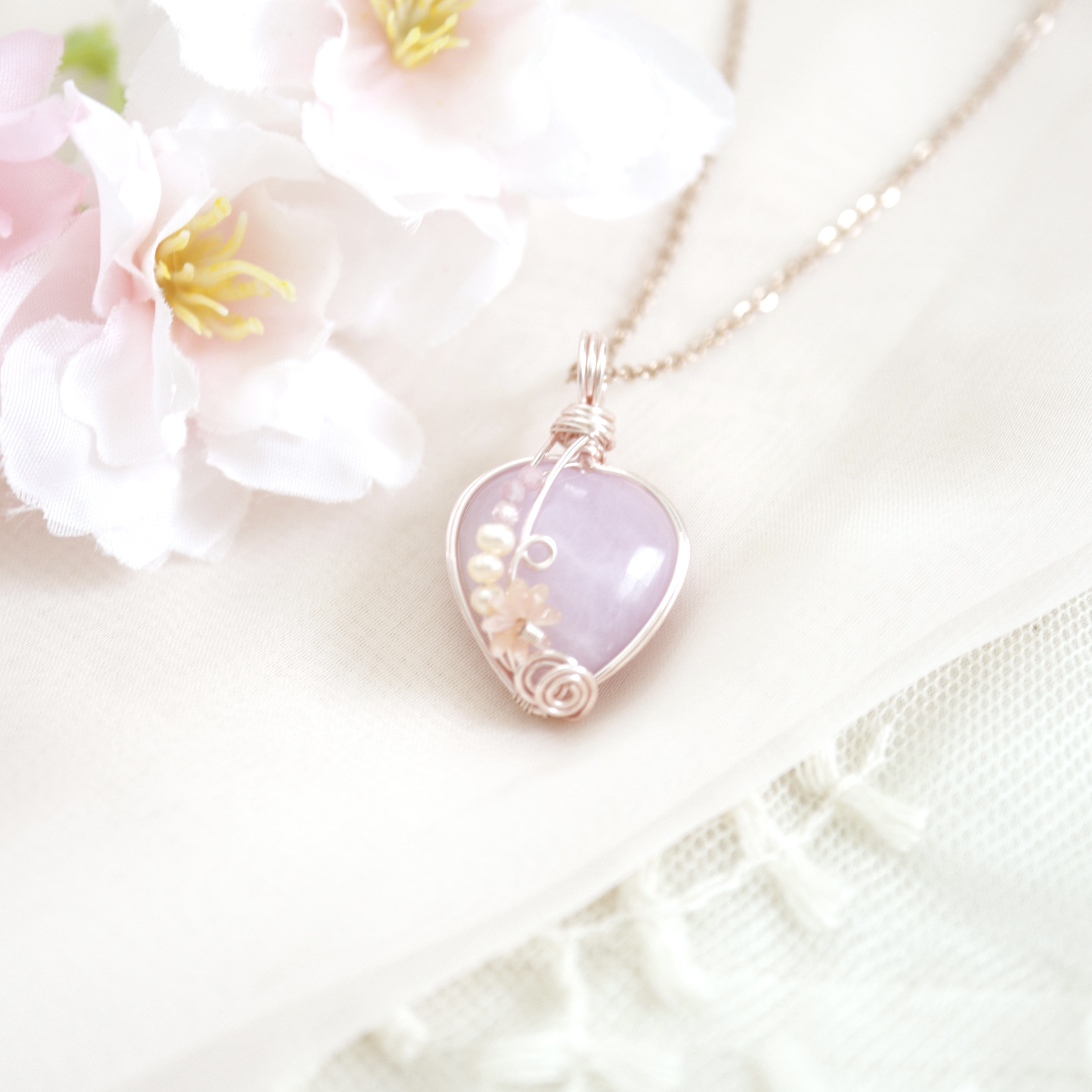 【1点もの】クンツァイトの天然石ペンダント《花咲くピンクの約束》｜恋する優しさをまとうピンクストーン