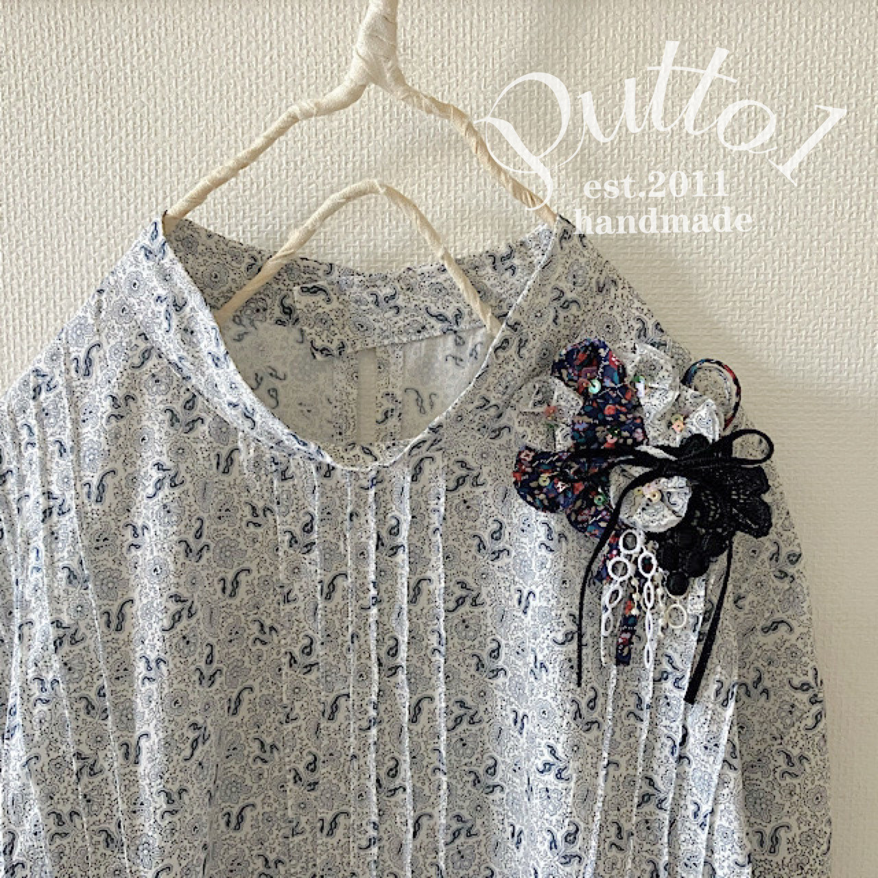 数量限定「受注生産」白×ブルーの小花柄コットン・ピンタックと脇リボンのブラウス・長袖・スタンドカラー