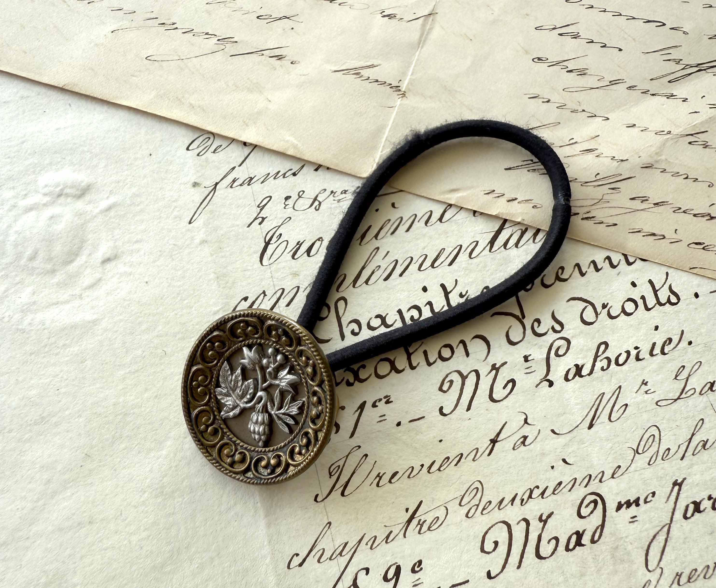 アンティークボタンヘアゴム／真ん中イチゴボタン（AB-074）