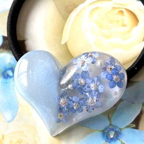 レジンヘアゴム 大ぶり　ブルー　勿忘草　ラメ　春夏 レジンヘアゴム 大ぶりブルー勿忘草ラメ春夏