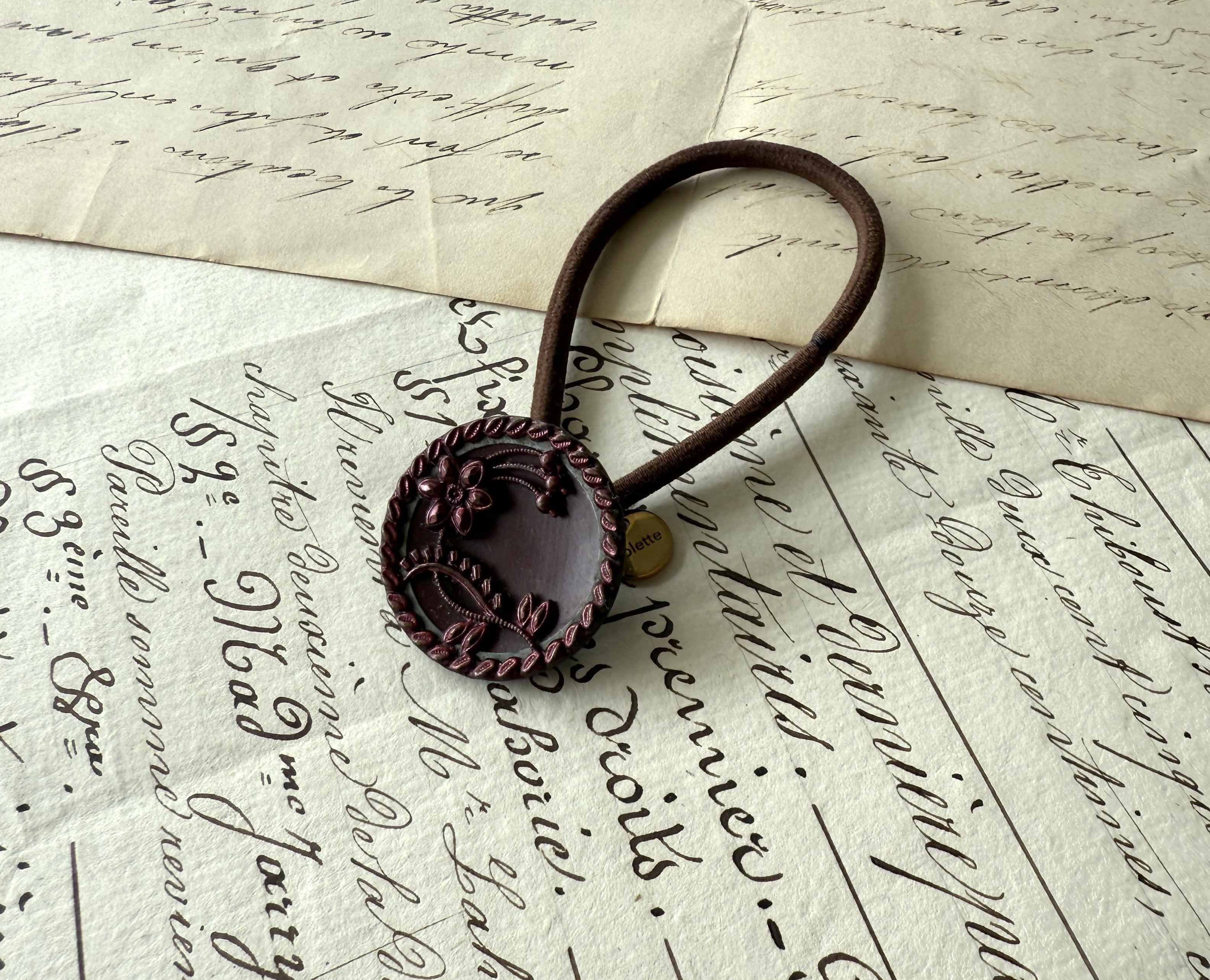 アンティークボタンヘアゴム／バーガンディー花と葉飾りボタン（AB-076）