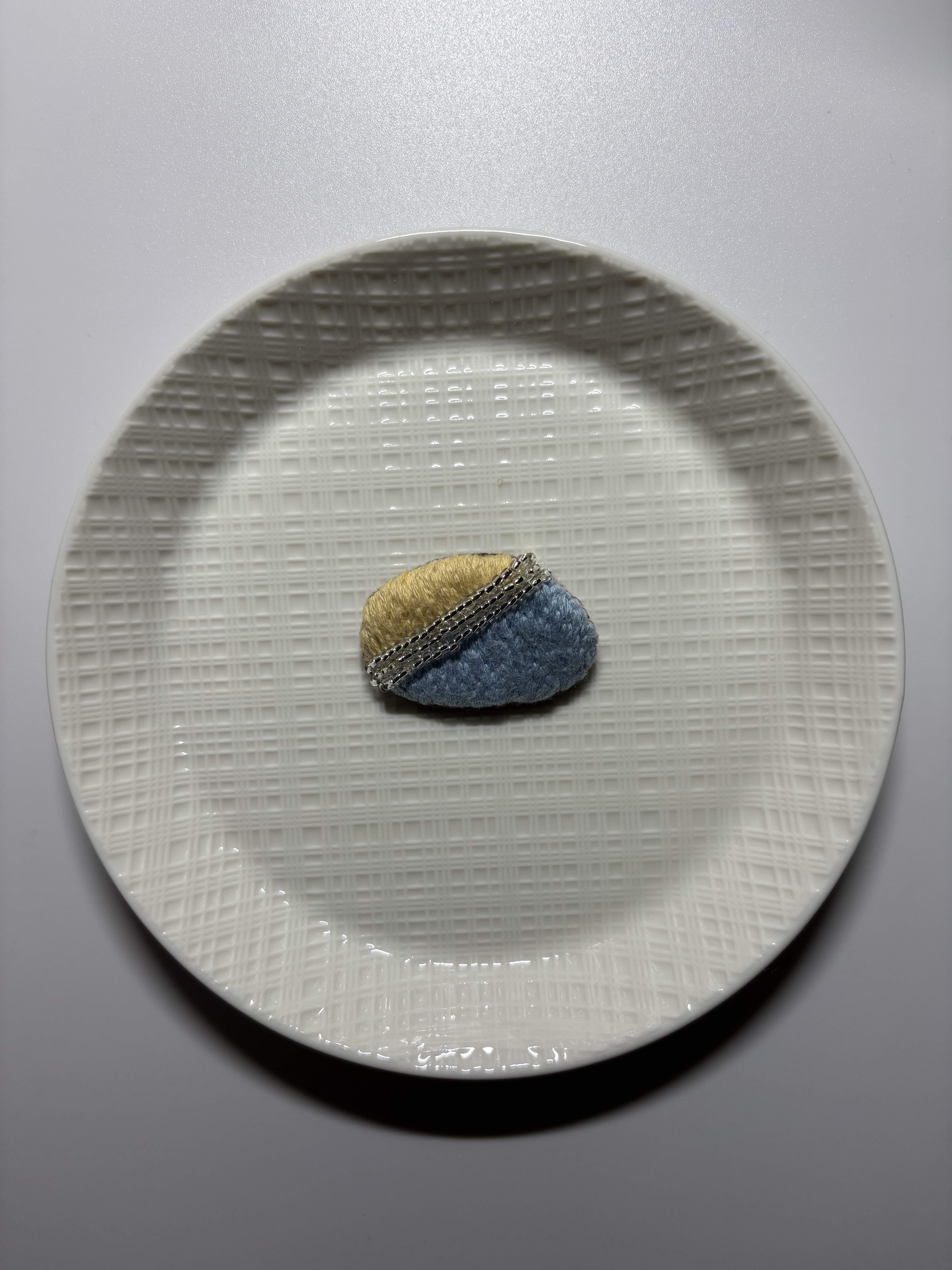 ［ハンドメイド］刺繍とビーズのブローチ　No.８