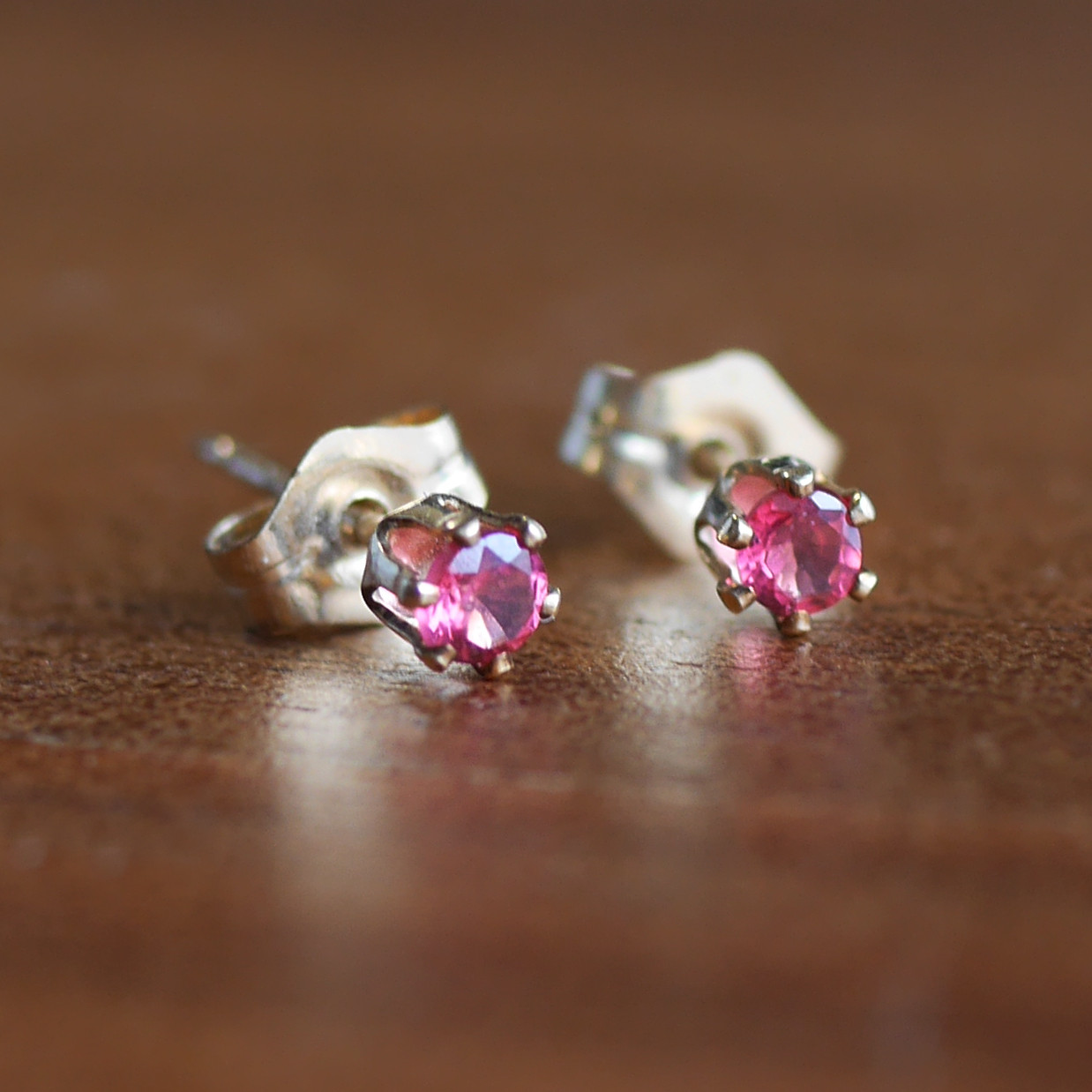 【2月特価】ピアス☆レア☆天然 レッドスピネル（3mm）220536