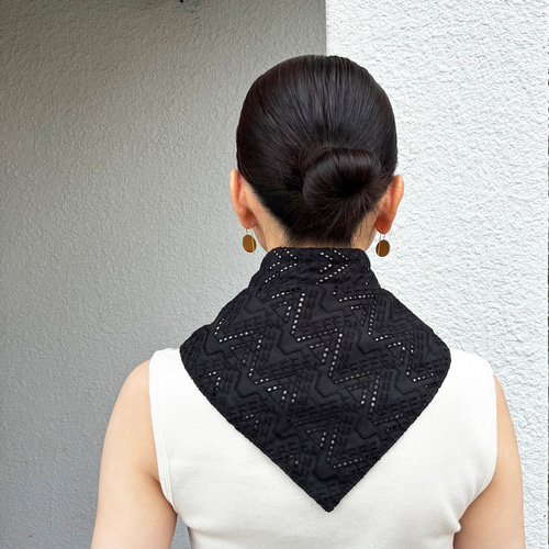 保冷剤が入る刺繍スカーフ・ブラック＞ コットン 刺繍 ネッククーラー