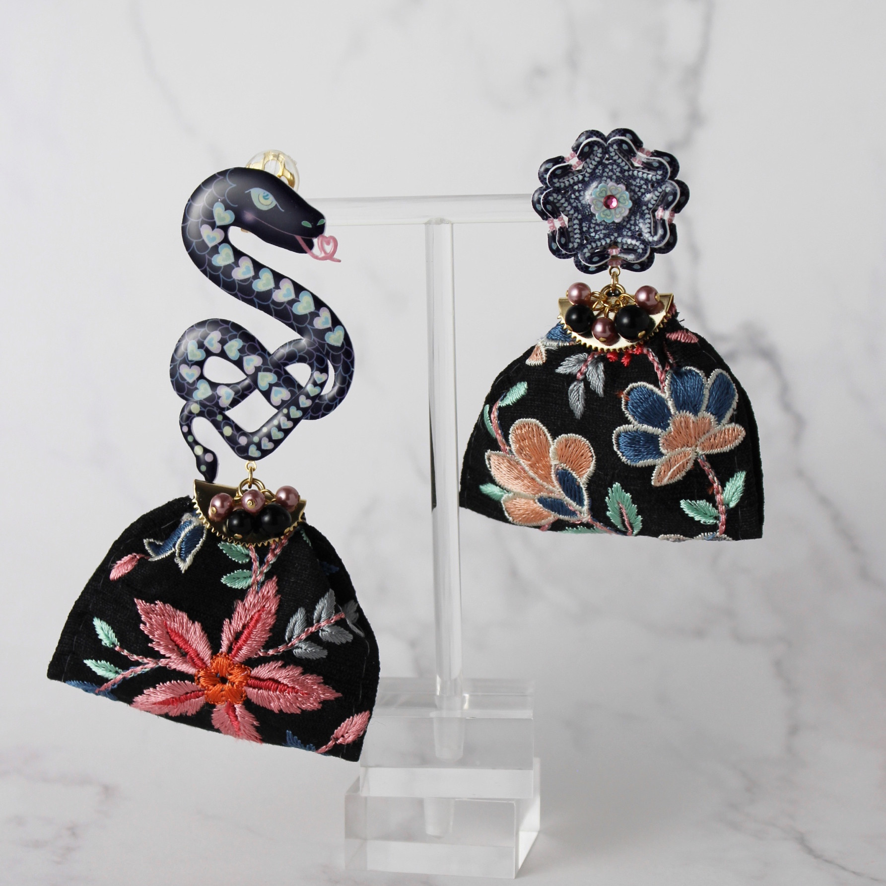 蛇がハートな大ぶりピアス／イヤリング 蛇がお花に!?実は、花びらの一つ一つが蛇の形をしている個性的で面白いデザイン