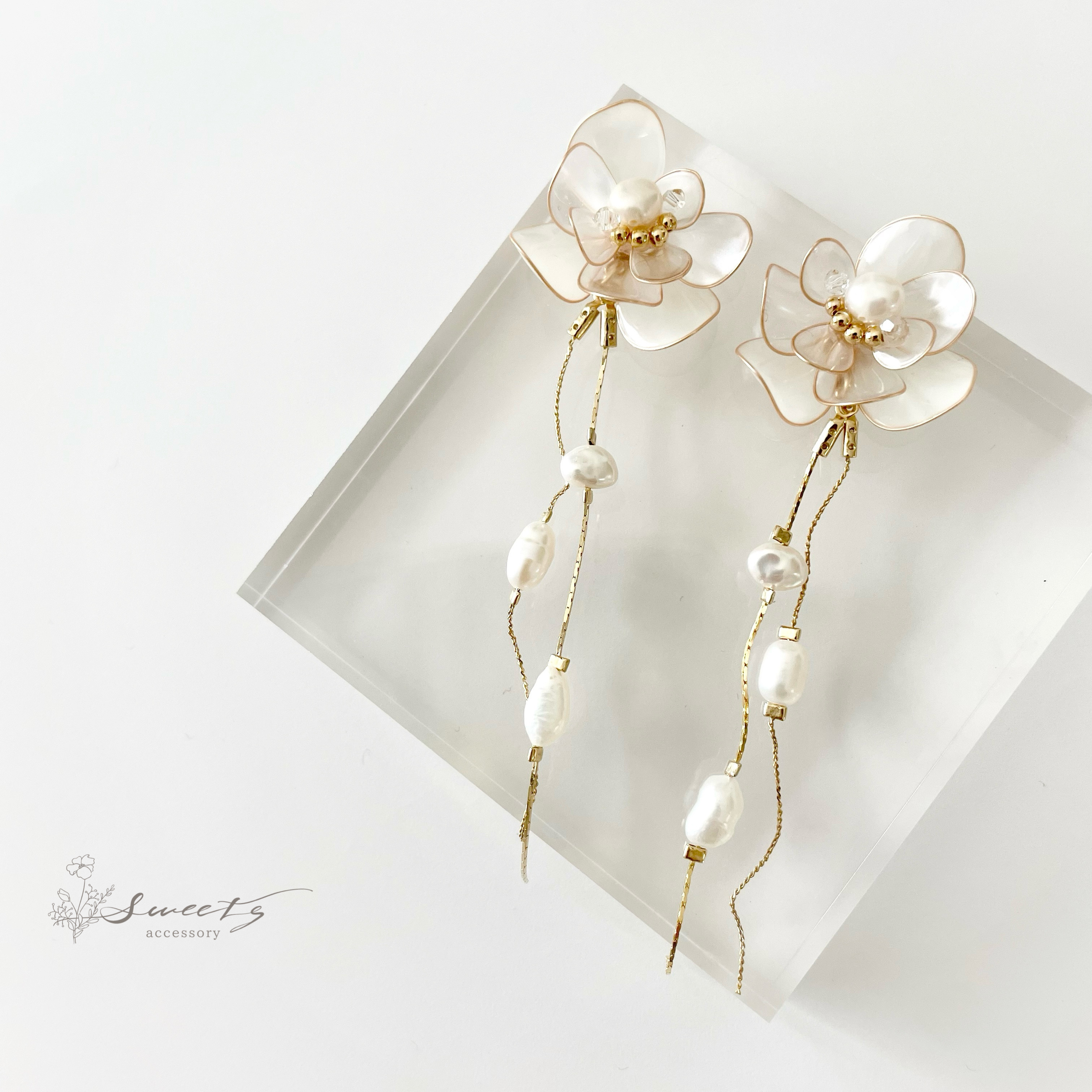 【Fiore〜ﾌｨｵｰﾚ〜】お花と淡水パールダブルチェーンピアス・イヤリング／ウェディング・ブライダル