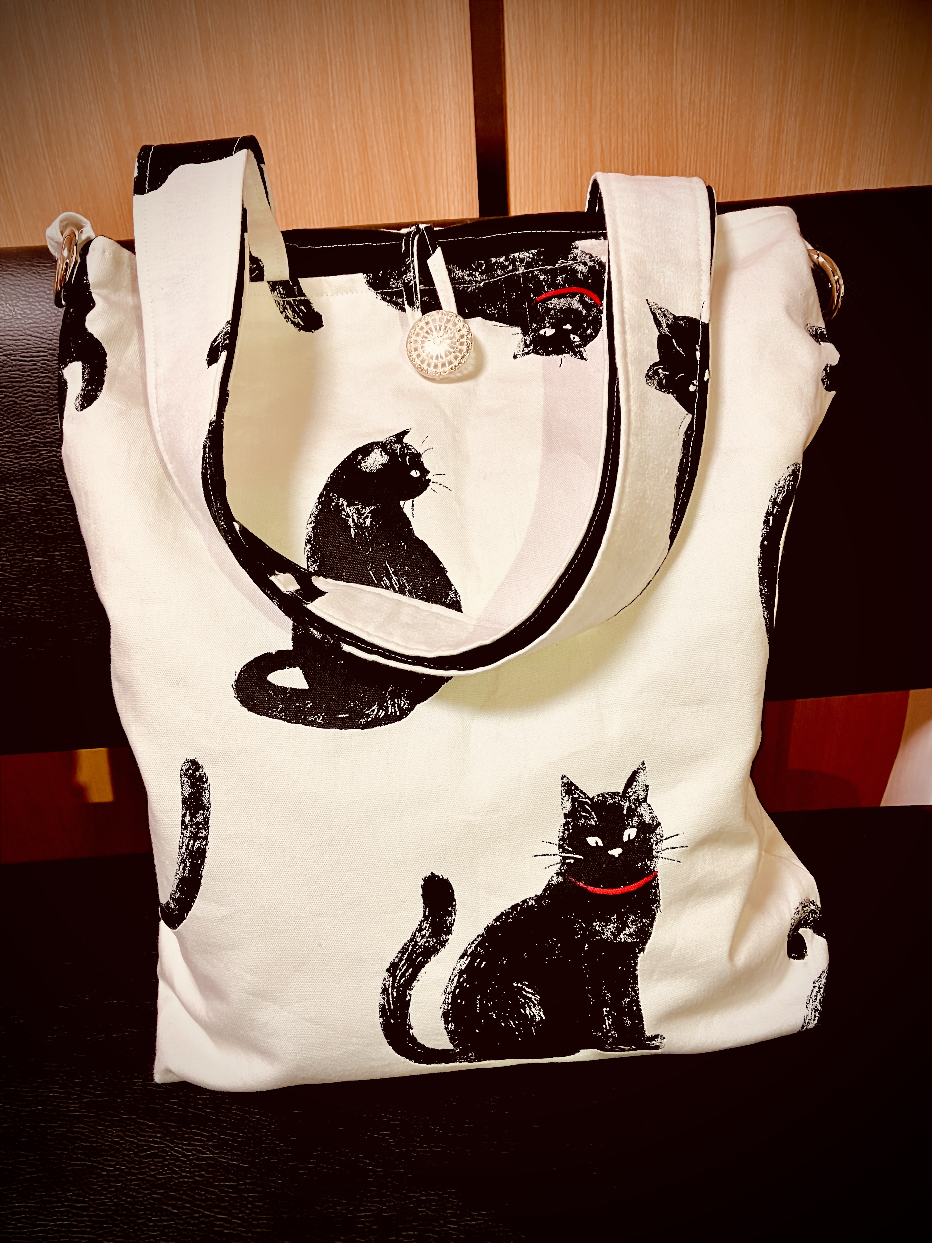 可愛い黒猫ちゃんのトートバッグとポーチセット。バック猫柄・エコバッグ・肩掛けバッグ　⭐︎可愛い巾着袋のおまけ付き⭐︎