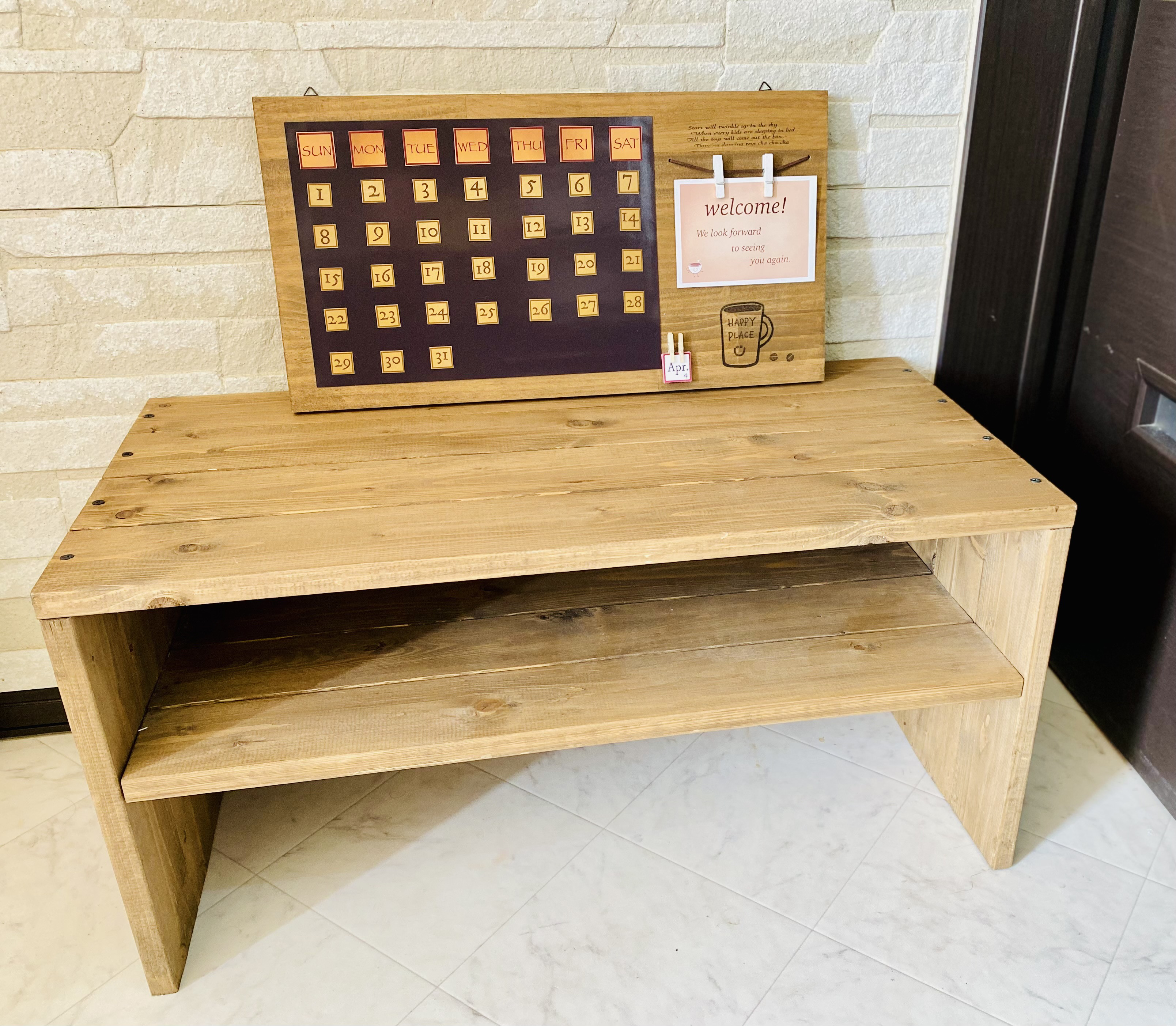 天然木のテーブルと万年カレンダーのセット