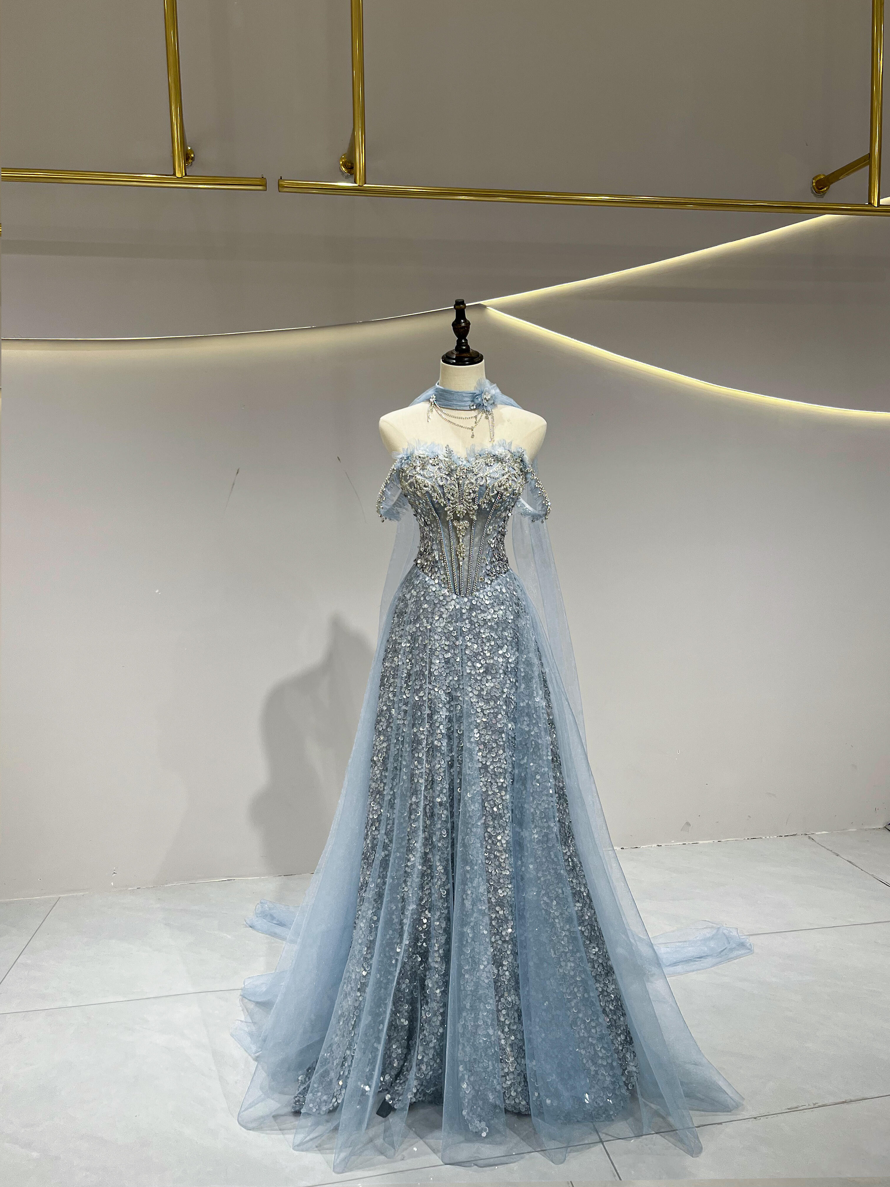 ラメ入り　キラキラグッリター　柔らかいブルー　ホルターネック　二の腕を隠せる　パーティードレス　カラードレス　スレンダー