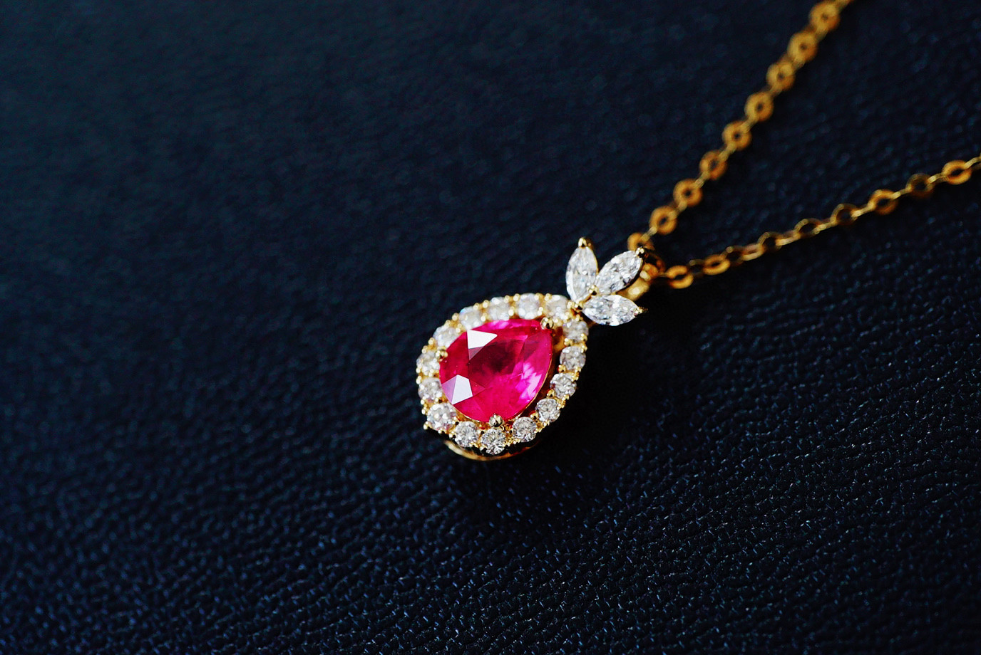 「CHIC」K18  天然ルビー　天然ダイヤモンド　純愛　女性　女王　ペンダントのみ　25/4/10