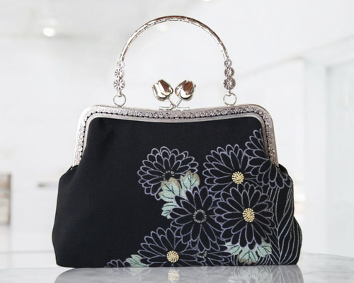 アンティーク黒留袖リメイクがま口バック/菊/刺繍/薔薇つまみ