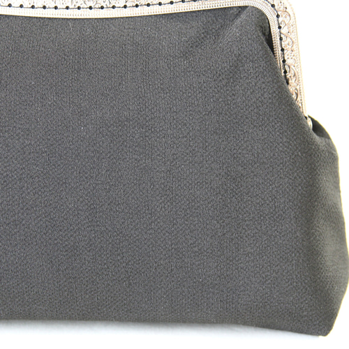 ハンドメイド　黒留袖リメイク　がま口バッグ アンティーク黒留袖リメイクがま口バック/菊/刺繍/薔薇つまみ