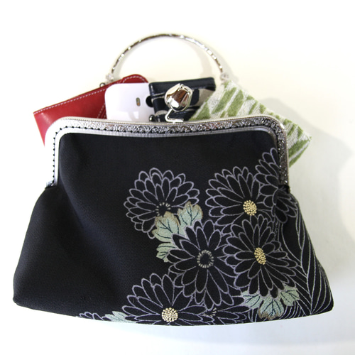 ハンドメイド　黒留袖　着物リメイク　がま口バッグ アンティーク黒留袖リメイクがま口バック/菊/刺繍/薔薇つまみ