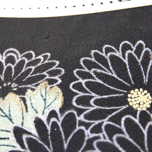 アンティーク黒留袖リメイクがま口バック/菊/刺繍/薔薇つまみ