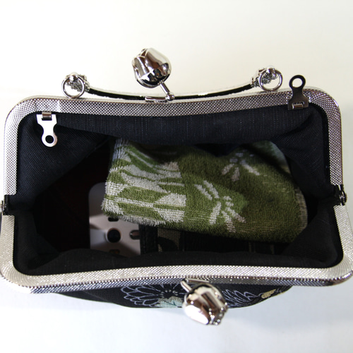 アンティーク黒留袖リメイクがま口バック/菊/刺繍/薔薇つまみ
