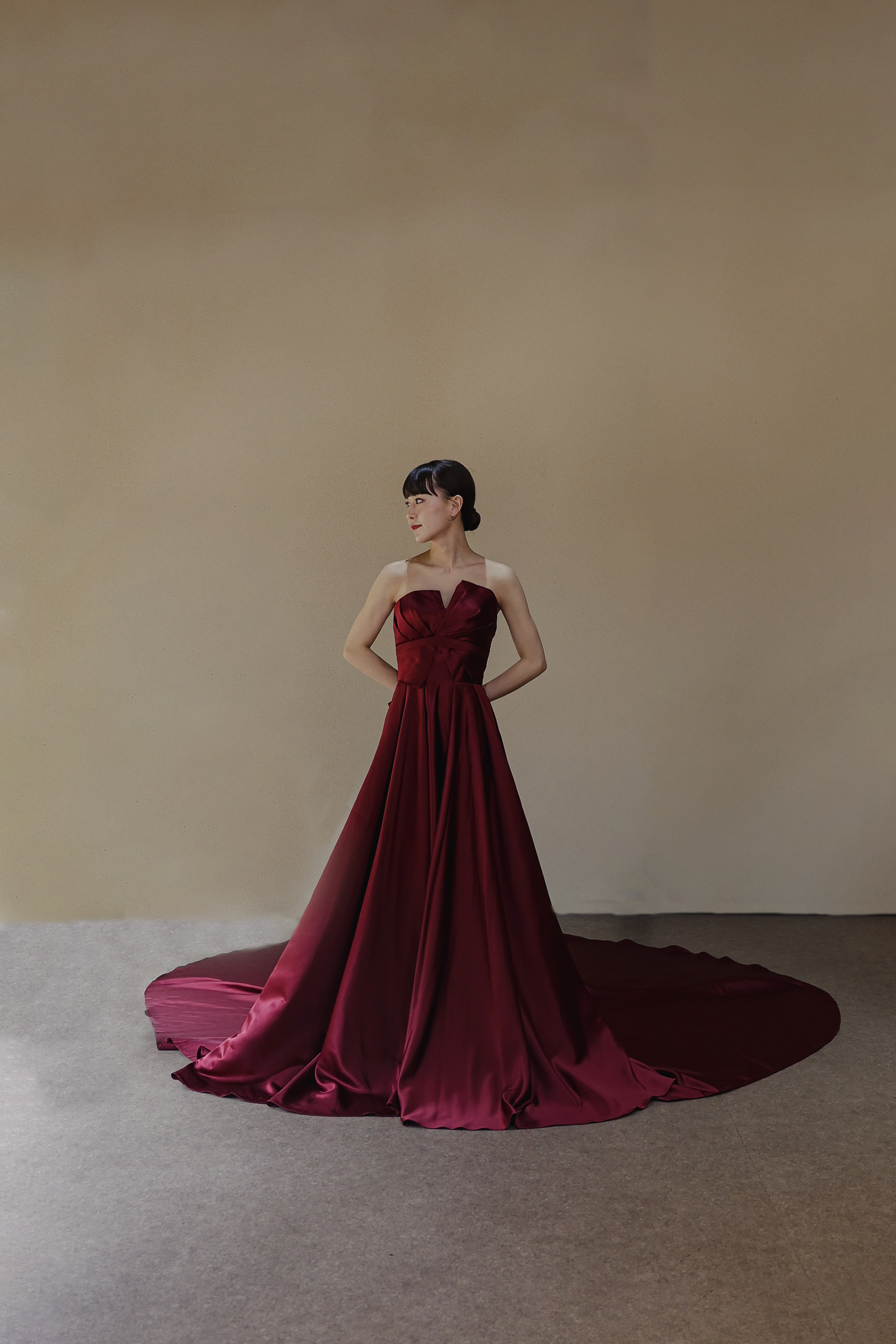 送料無料！カラードレス ベアトップ ボルドー色 光沢サテン 前撮り