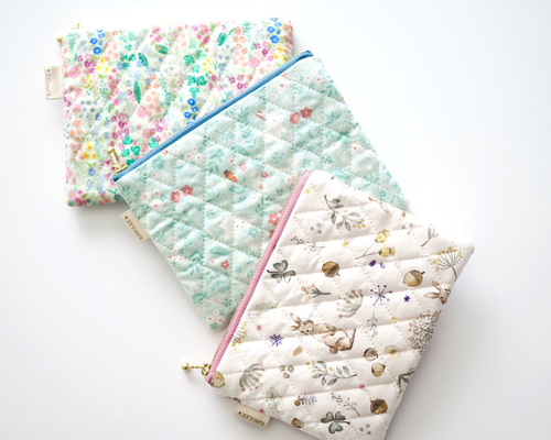 うさぎパネル生地　ハンドメイド　布バスケット　フラットポーチ 1点限り❗フラットポーチ‼️うさぎといちご 両面パネル パネル生地