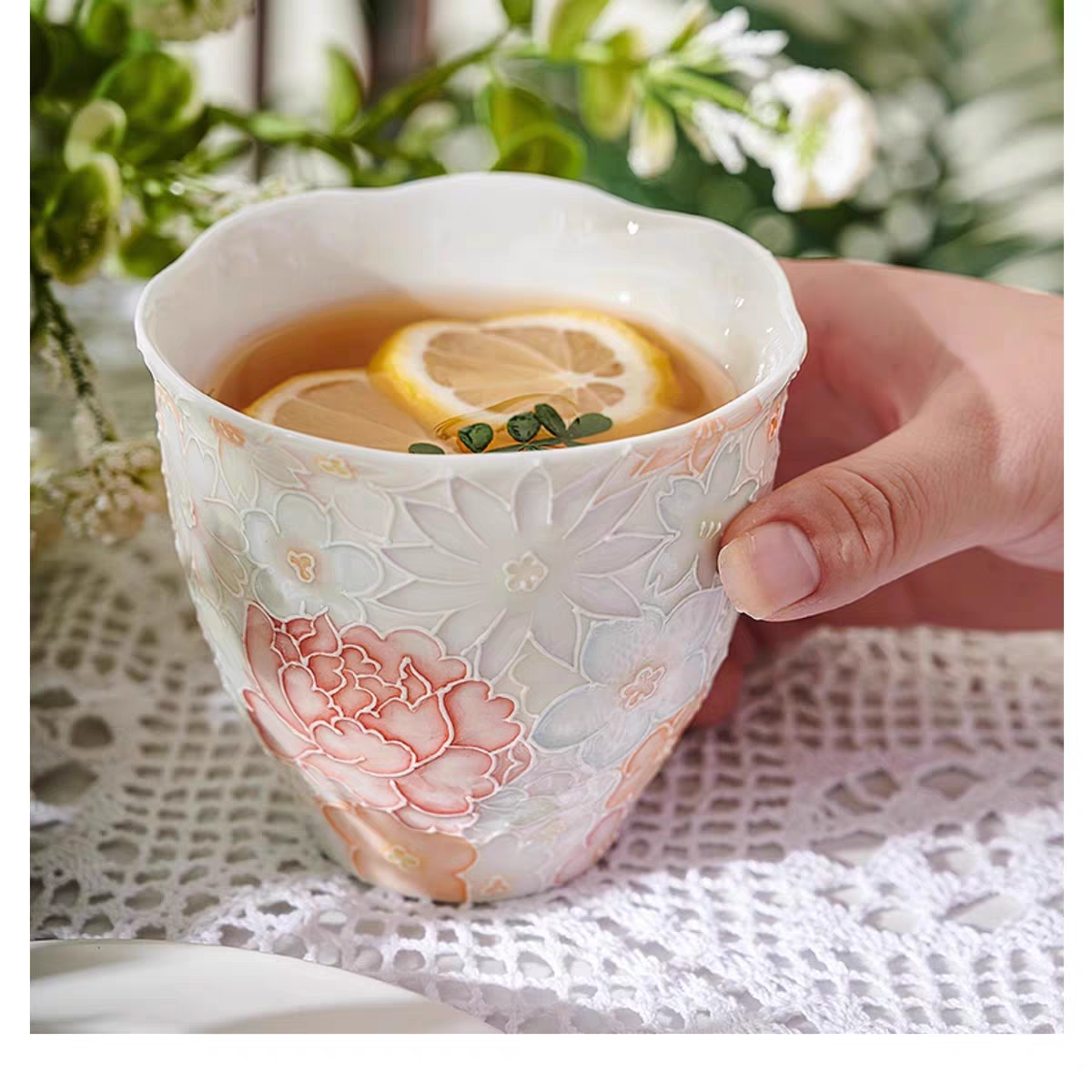 【星花川】手描き釉下彩手持ちカップ、浮き彫り万華デザイン——優雅に咲き誇り、午後のひとときを楽しむ