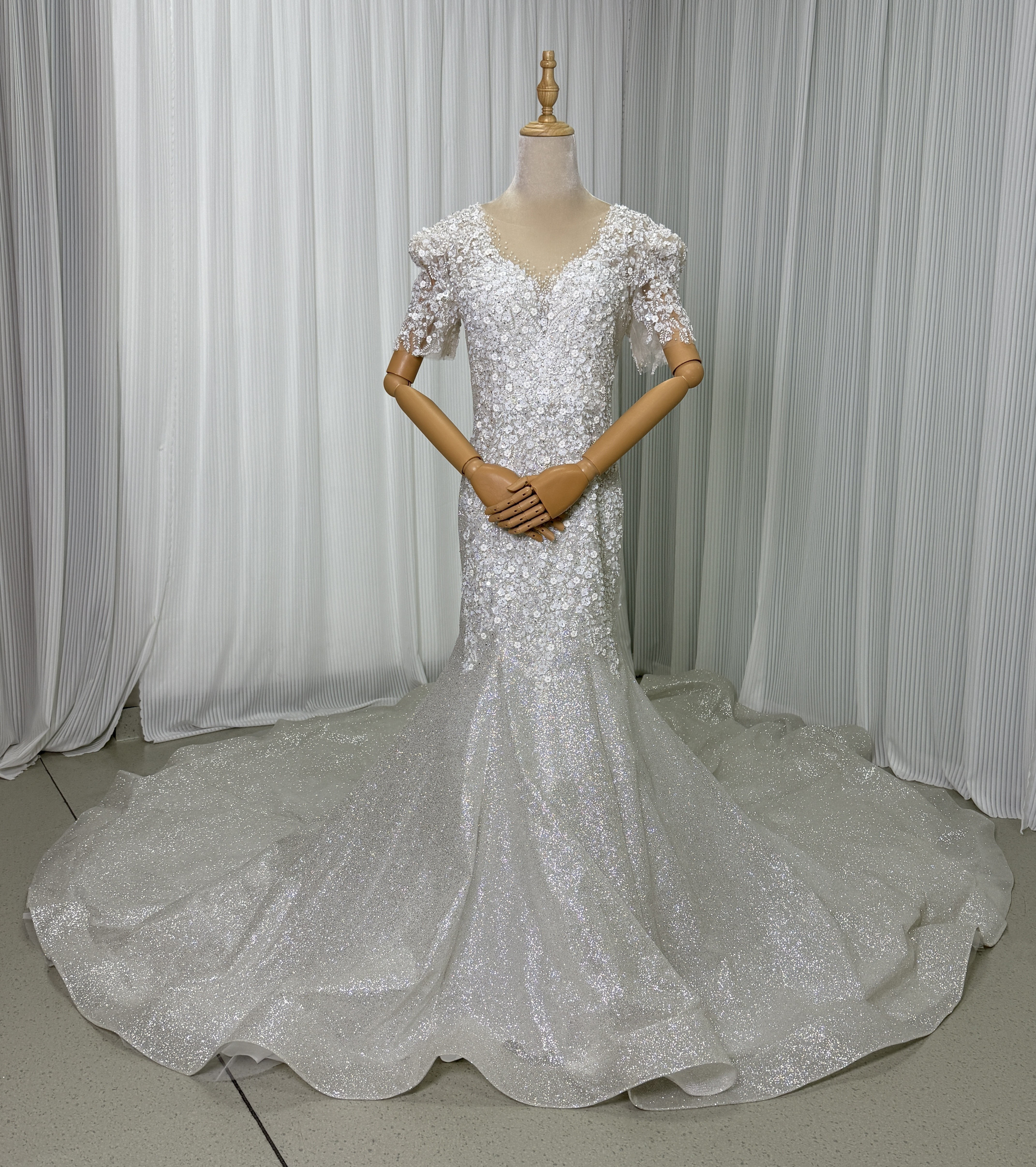 送料無料！ウェディングドレス 韓国風ドレス 半袖 ビジュードレス グリッタードレス 華やかなトレーン マーメイドライン